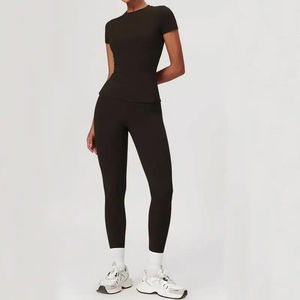 Ensemble de yoga respirant et à séchage rapide pour femme, comprenant un t-shirt de sport ajusté et un legging taille haute sculptant, idéal pour l'entraînement et la gym. - Product Image 3