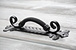 Poignée de portail en fer forgé traditionnelle ; résistante à la rouille, facile à installer, avec un design décoratif et une finition peinte. - Product Image 3