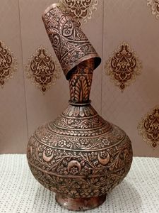 Jarra Surahi de latón hecha a mano para decoración clásica del hogar y presentaciones inspiradas en la herencia. - Product Image 4