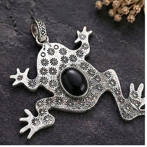 Colgante de Rana de Ónix Negro Hecho a Mano con Bisel Ovalado, Chapado en Oro/Plata, de Latón, con Diseño Floral Animal, Collar Unisex para Compromiso y Aniversario - Product Image 3