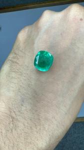 Vente en gros de pierres précieuses vertes en émeraude naturelle de Zambie de 5,95 carats, taille coussin, pour bagues, pendentifs et bijoux fins de luxe - Product Image 4