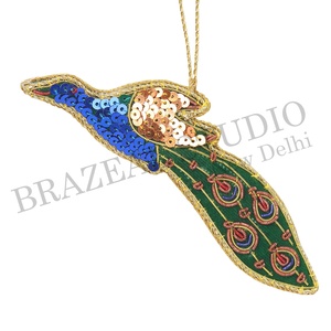 Adornos Navideños Personalizados Bordados a Mano en Terciopelo Satinado Ecológico de Brazeal Studio, Cuentas, Hilos Dorados, Pájaro - Product Image 3