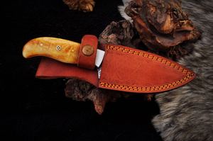 Cuchillo de caza y camping hecho a mano de acero al carbono con hoja parcialmente serrada, mango de hueso con mosaico y pellizco de acero. - Product Image 2