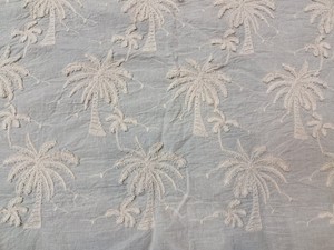 Tissu en coton blanc pur en gros avec motifs de palmiers tropicaux et broderie 3D en cordon pour vêtements de plage et tenues d'été - Product Image 1