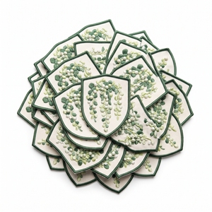 Badge en forme d'œil de bœuf rouge et jaune, personnalisé, en gros, avec bordure beige en sergé assortie, à thermocoller - Product Image 3
