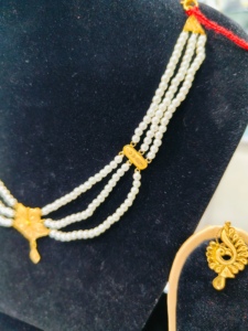 Exquisito conjunto de collar de perlas de oro sólido de 22 quilates, cadena de perlas blancas de tres capas, colgante floral, joyería nupcial para mujer - Product Image 3