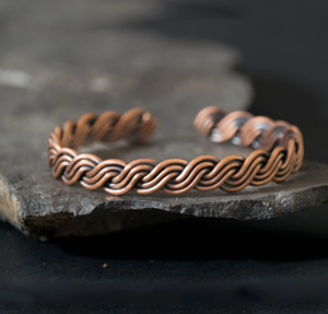 Bracelet artisanal torsadé en cuivre pur, poli miroir, de luxe, personnalisable, pour le bien-être, par Antique Creations – Idéal comme cadeau - Product Image 1