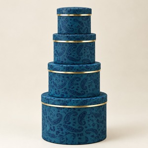 Ensemble de 4 boîtes cadeaux cylindriques rigides en paisley turquoise avec bordure dorée - Product Image 1
