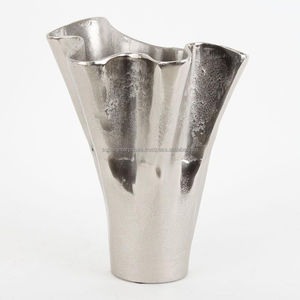 Vase à fleurs en métal artisanal élégant pour la décoration de table de salon avec finition haut de gamme, accent artistique pour la décoration de la maison - Product Image 5