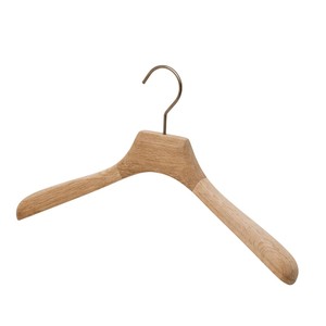 Perchas de madera de haya natural de alta gama con logotipo personalizado de lujo para tiendas de ropa y armarios de hotel. - Product Image 1