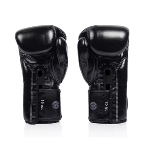 Équipement de boxe Muay Thai Fairtex de haute qualité, noir, avec protège-tibias et protège-poignets, en cuir de vachette 100%, fermeture auto-agrippante. - Product Image 2
