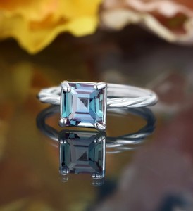 Anillo de Compromiso de Lujo con Alejandrita Corte Princesa, Chapado en Oro de 14K sobre Plata de Ley, Gema que Cambia de Color para Mujer, Ideal para Fiestas - Product Image 1