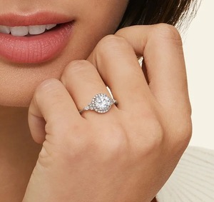 Bague de fiançailles en diamant taille brillant rond en or blanc 18 carats avec sertissage à griffes et pierres latérales, style classique pour femme - Product Image 4