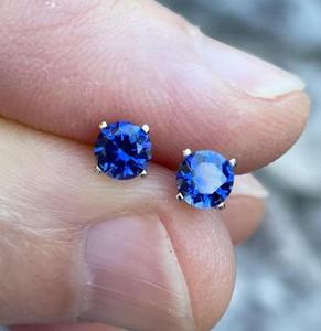 Boucles d'oreilles clous en saphir bleu 1,00 ct en or jaune 14 carats et or rose 18 carats, pierre de naissance de septembre, style tendance, plaqué or pour fiançailles - Product Image 1