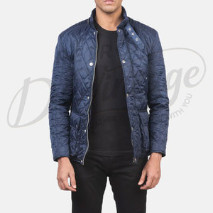 Veste matelassée bleu marine sur mesure pour homme, coupe ajustée, avec surpiqûres en losange, manteau d'hiver rembourré avec plusieurs poches et col à boucle - Product Image 4