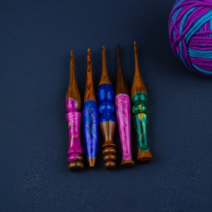 Hand Knitting Ergonomic Grip Resin Wood Mix Multicolor <b>Crochet</b> Colorful Epoxy Resin Wooden <b>Crochet</b> <b>Hooks</b> Oval Shape For Use - Product Image 4