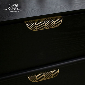 Tirador de latón dorado artístico tradicional con borde curvo, ecológico y duradero, herrajes de lujo para armarios, cocinas y baños. - Product Image 5