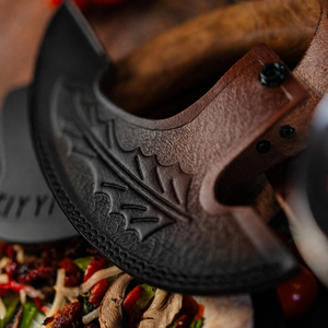 Couteau à pizza Viking en acier inoxydable noir, motif Ulu, gravé loup, coupe-pizza à bascule avec étui en cuir – Vente en gros - Product Image 3