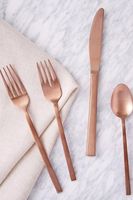 Noms de couverts inspirés des couloirs patrimoniaux pour les tables de cérémonie, pour une réception raffinée et une restauration axée sur la transmission de l'héritage.