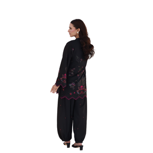 Costume imprimé de qualité supérieure pour femmes avec un design pakistanais brodé - Product Image 3