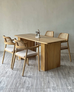 Juego de Mesa de Comedor con Pedestal Acanalado de Teca Sólida y Sillas de Ratán Tejidas a Mano para un Comedor de Lujo Minimalista Ideal para Apartamentos - Product Image 1
