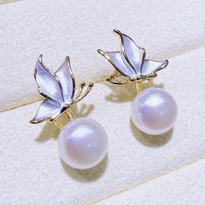 Pendientes de Perlas Naturales de Agua Dulce de Zhuji, Diseño de Mariposa Escarchada con Baño de Oro de 14K, Estilo Elegante para el Día a Día - Product Image 2