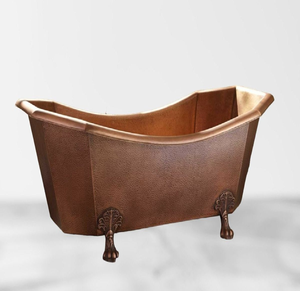 Bañera de cobre pulido con elegantes asas doradas y base clásica de patas de gato a juego. Disponible a precios de mayorista. - Product Image 6