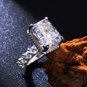 Anillo de compromiso y boda para mujer con esmeralda principal de 5 quilates, diamantes redondos de talla brillante en los laterales, D VVS, oro blanco de 14 quilates. - Product Image 1