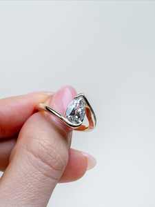 Bague de fiançailles solitaire minimaliste en or 18K/14K/10K avec diamant de laboratoire taille poire de luxe 3,00 carats, bijoux fins personnalisés en gros - Product Image 3