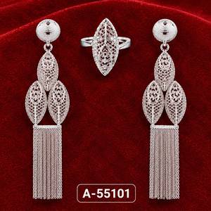 Pendientes de tuerca chapados en oro de 24 quilates de MOLL JEWELLERS, diseño vintage con borlas, forma de corazón coral, lujo para mujer, A-55094, joyería para fiestas - Product Image 3