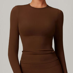 ชุดโยคะผู้หญิงสุดหรู เสื้อครอปสีส้มพร้อมเลกกิ้งทรงเข้ารูป ใส่สบาย ระบายอากาศได้ดี เหมาะสำหรับการออกกำลังกาย - Product Image 4