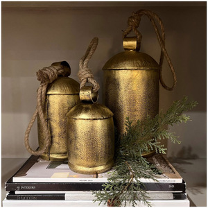 Campanas Navideñas Rústicas Doradas Hechas a Mano, Campanas Metálicas Vintage con Grabado Armonioso y Cuerda de Yute para Decoración Navideña de Estilo Rústico - Product Image 1