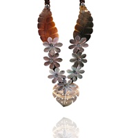Collier Pendentif Tendance en Nacre Noire Sculptée Motif Fleur et Feuille, sur Cordon en Nylon Tressé