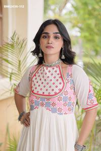 Robe de soirée évasée et à volants en coton Cora de bonne qualité avec broderies multi-fils et miroir, pour femme, exportateur de mode, fournisseur indien - Product Image 6