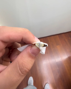 แหวนหมั้นเพชรรูปไข่สีเหลืองเพาะเลี้ยง 14 กะรัต 2.00 กะรัต ความสะอาดระดับ VVS-VS ดีไซน์แบบชาติพันธุ์ ขอบเพชรแบบ Bezel Setting รับรองโดย IGI - Product Image 4