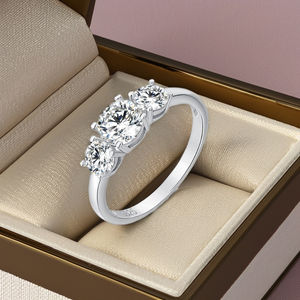 Anillo de compromiso y promesa de plata 925 con baño de rodio, diseño clásico y moderno, con tres diamantes de moissanita, ideal para bodas, aniversarios y fiestas. - Product Image 4