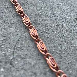 Bracelet en cuivre moderne élégant fait à la main pour femmes, cuivre pur pour soulager la douleur et le stress, ajustement réglable - Product Image 3