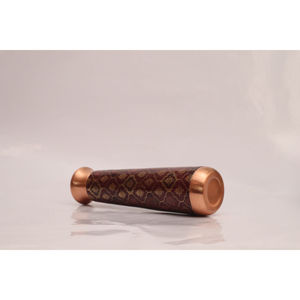 Botella de agua de cobre con base roja y diseño dorado y rojo, fácil de transportar, compre directamente del proveedor indio. - Product Image 3