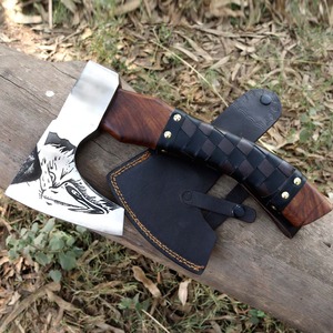 Hacha de acero grabada a mano con mango de madera y empuñadura de cuero tejido para acampar al aire libre y bushcraft. - Product Image 4