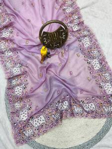 Sari élégant doré effet froissé – Broderie motif animalier de créateur avec motif floral et chemisier - Product Image 4