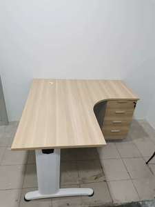 Bureau de travail commercial moderne en forme de L, placage bois, pieds en métal, hauteur réglable, design minimaliste, mobilier de bureau à domicile - Product Image 3
