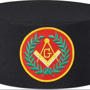 หมวกแก๊ปมาสเตอร์เมสันบลูลอดจ์ - สีดำพร้อมตราสัญลักษณ์สีแดงและพวงมาลัย  วัสดุผ้าเรยอนสีดำ - Product Image 1