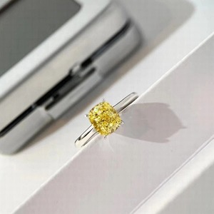 Elegante Anillo de Compromiso Solitario de Oro Blanco de 14K con Diamante de Laboratorio Amarillo Canario de 1.01 Quilates, Corte Cojín, Banda Plana de 2MM, VVS2 - Product Image 2