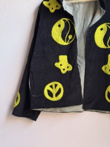 Veste en velours noir brodée avec des motifs de paix et de Yin et Yang |   Manteau bohème fait main pour festival |   Vêtements d'extérieur tendance hippie - Product Image 2