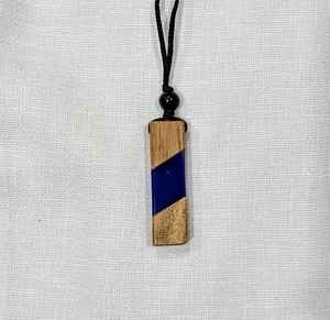 Collier pendentif en résine époxy bleu océan avec monture en bois d'olivier, le plus vendu, pour collection de bijoux de mode au meilleur prix - Product Image 2