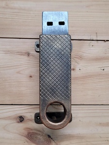 Manija de puerta de hierro forjado hecha a mano, resistente al óxido y fácil de instalar (estilo USB) – Adecuada para decoración de puertas. - Product Image 4