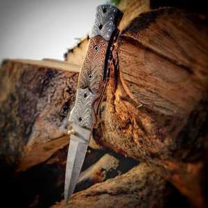 Couteau de chasse pliant artisanal en acier Damas, lame droite, manche gravé en titane, bouton de pouce, clip de poche, pointe - Product Image 6