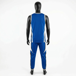 Conjunto de Pantalones y Camiseta de Baloncesto de Malla de Poliéster Premium de 180 GSM, con Franja Azul en Contraste y Logotipo Termotransferible para Hombre - Product Image 6