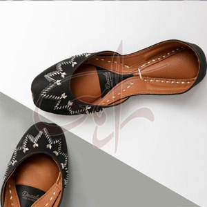 Fabricación en Pakistán de Calzado Khussa para Mujer con Material de Seda Cruda, Bajo MOQ, Precio Económico, Calzado Khussa para Mujer en Venta - Product Image 4