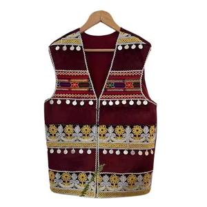 Vestido de terciopelo afgano color granate oscuro con bordado floral amarillo en el borde y chaleco bordado a juego para eventos tradicionales - Product Image 3